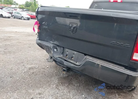 2018 Ram 1500 Express 4X4 6'4 Box z USA, uszkodzony, nr VIN 1C6RR7FT5JS320998